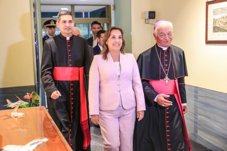 Antiguo viaje de Dina Boluarte al Vaticano