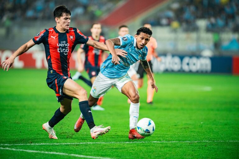 Christopher "Canchita" Gonzales luchando por el balón contra su rival (Sporting Cristal)
