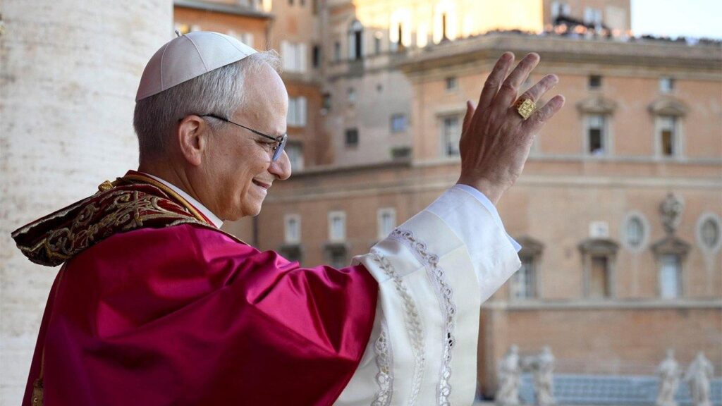 Robert Prevost saludando al público. Foto: Vatican News
