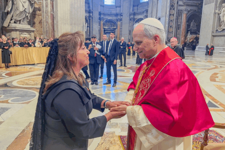 Papa León XIV recibe a Dina Boluarte