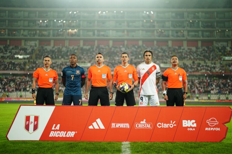 Paolo Guerrero, Pervis Estupiñan y los árbitros antes del partido (FPF, 2025)