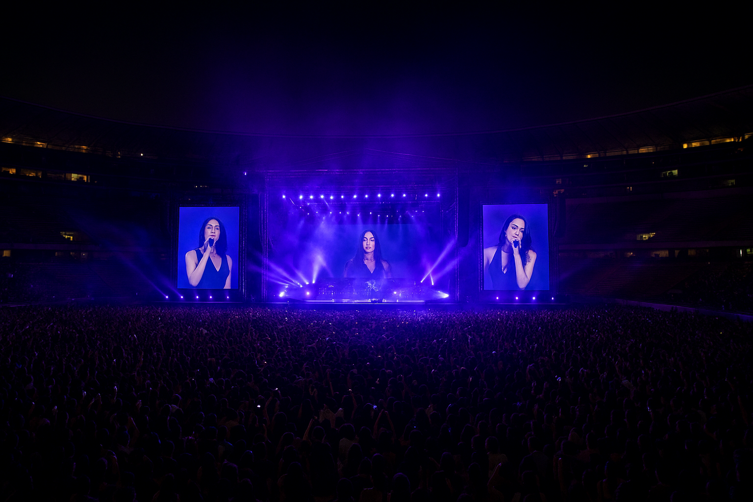 Dua Lipa emocionó a Lima cantando CARIÑITO EN su concierto